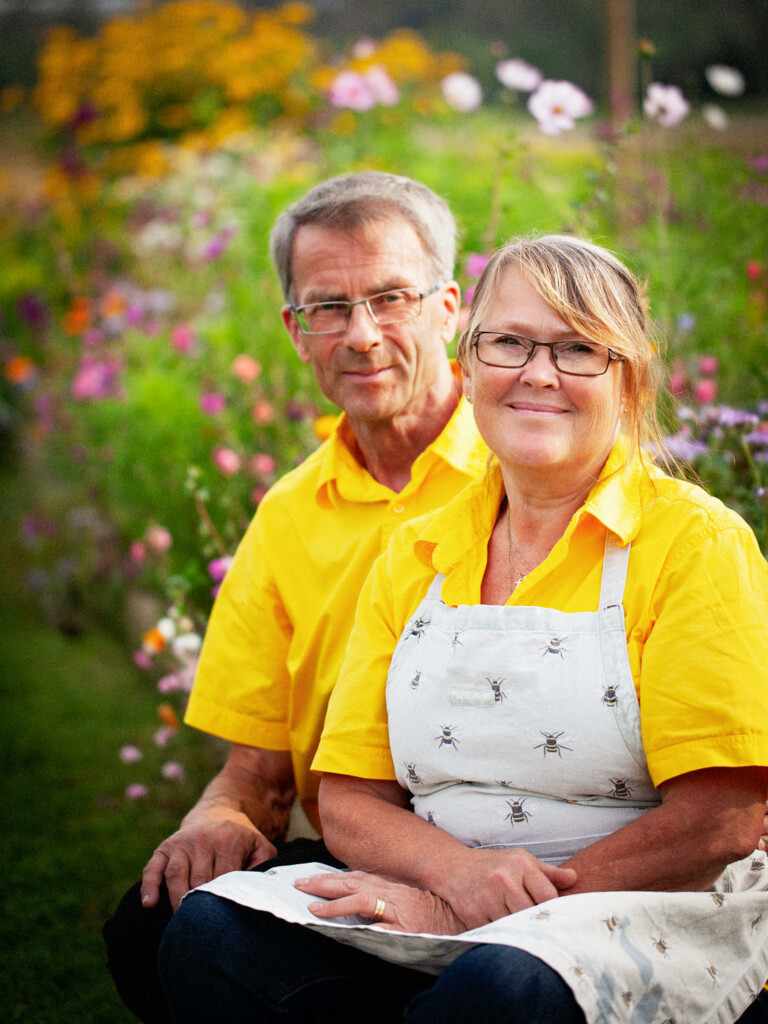Pia och Helge i Bi-trädgården (AoM)